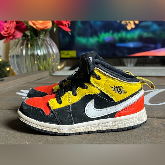 Nike Air Jordan 1 Mid Amarillo Sneakers Kids Shoes 9C - Picture 4 of 8